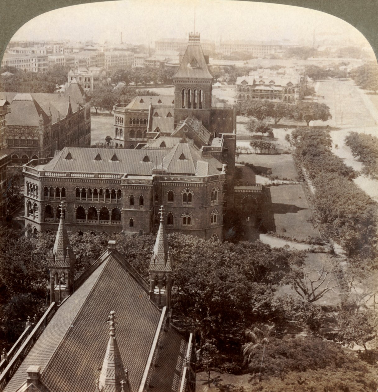 Az Egyetem és a Titkárság tér felett. torony, S. a Rajabai Towerből, Bombay, India, 1903. alkotó: Underwood and Underwood