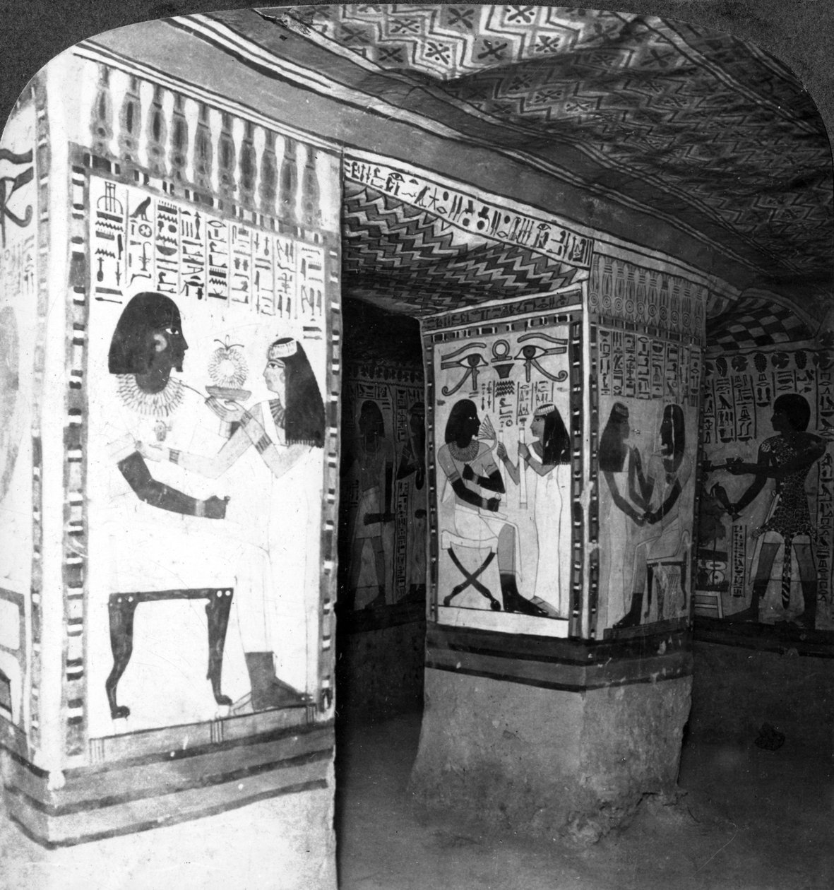 Festett sírkamra, amelyet a sziklák sziklájába vájt Thébában, Egyiptomban, 1905. alkotó: Underwood and Underwood
