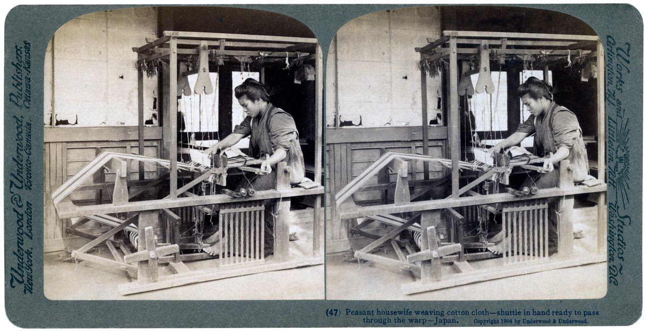 Pamutszövetet szövő paraszt háziasszony, Japán, 1904 alkotó: Underwood and Underwood
