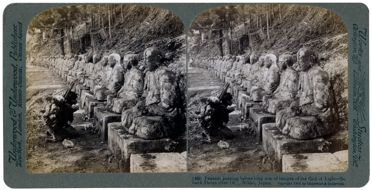Paraszt imádkozik a Fény Istenének szobrai előtt, a Daiya folyónál, Nikko, Japán, 1904. alkotó: Underwood and Underwood