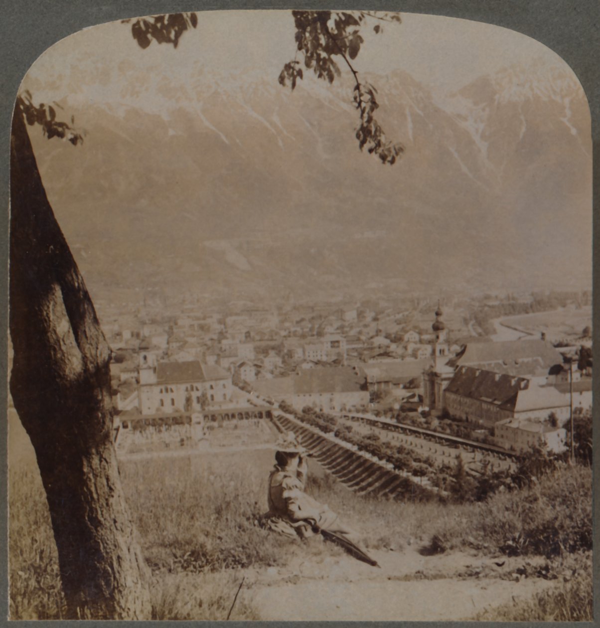 A festői Innsbruck, Tirol fővárosa, Ausztria - A bajor Alpok alatt, 1898. alkotó: Underwood and Underwood