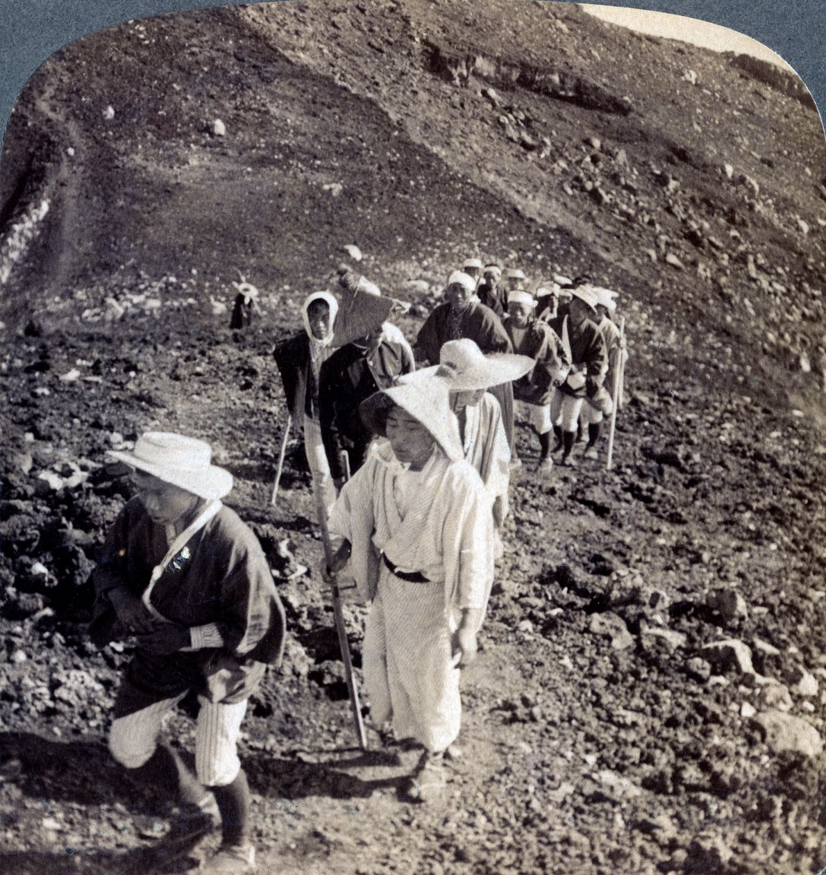Zarándokok a Fuji Fujiyama hegy feljutásának végén, Japánban, 1904. alkotó: Underwood and Underwood