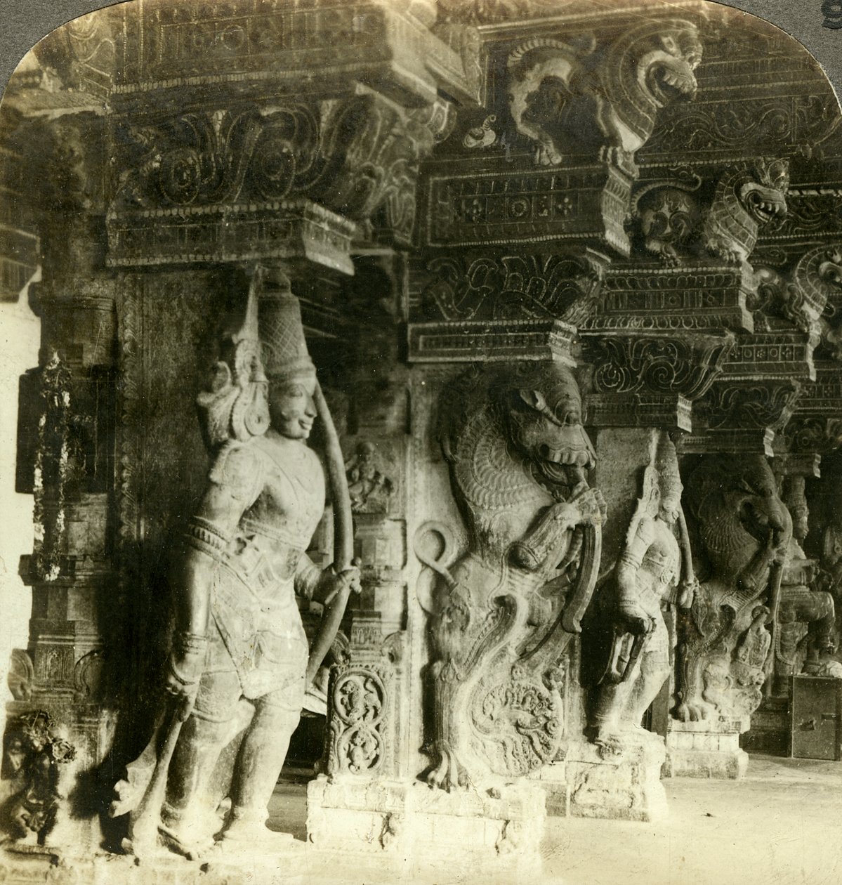 Egy hindu templom pillérei, Madurai, India, 1900-as évek. alkotó: Underwood and Underwood