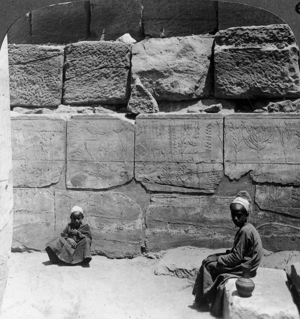 A fáraók által Szíriából hozott növények és állatok, Karnak temploma, Egyiptom, 1905. alkotó: Underwood and Underwood