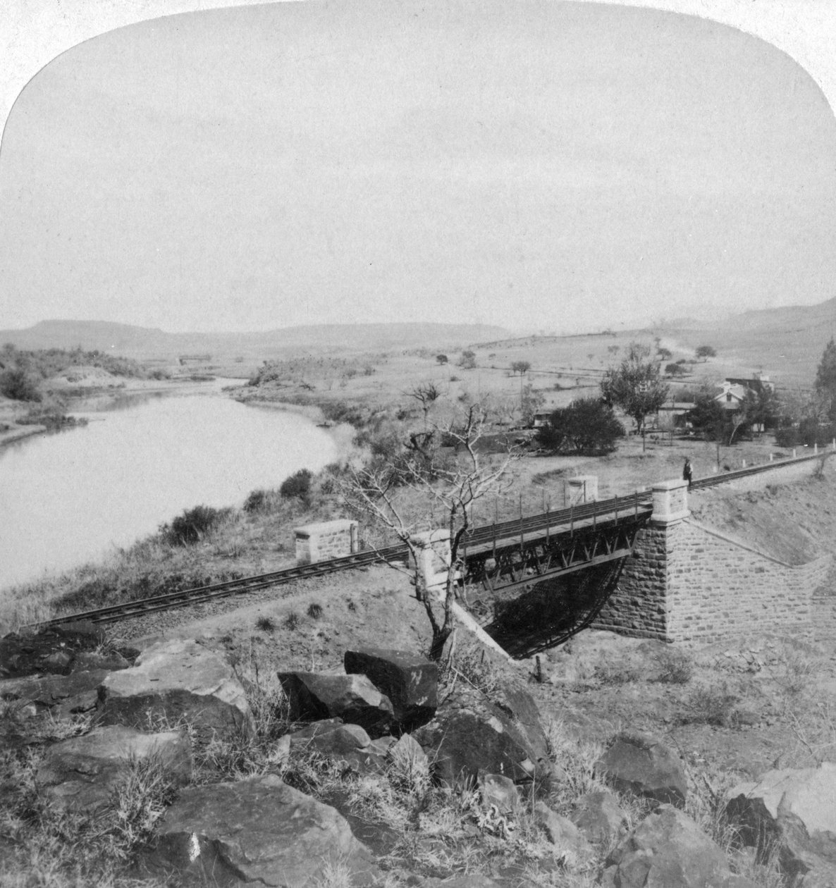 Pom-pom híd és Boer központ távíróállomása, Tugela River, Natal, Dél-Afrika, 1901. alkotó: Underwood and Underwood