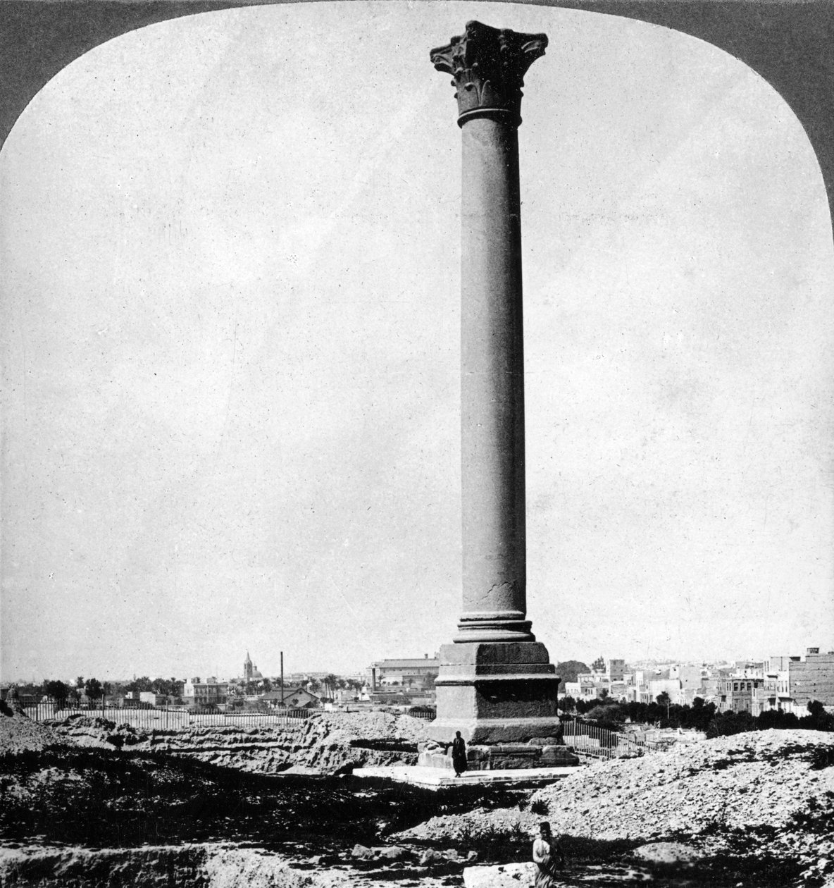 A Pompeius-oszlop, a tengerészek nevezetessége és a modern Alexandria, Egyiptom, 1905. alkotó: Underwood and Underwood