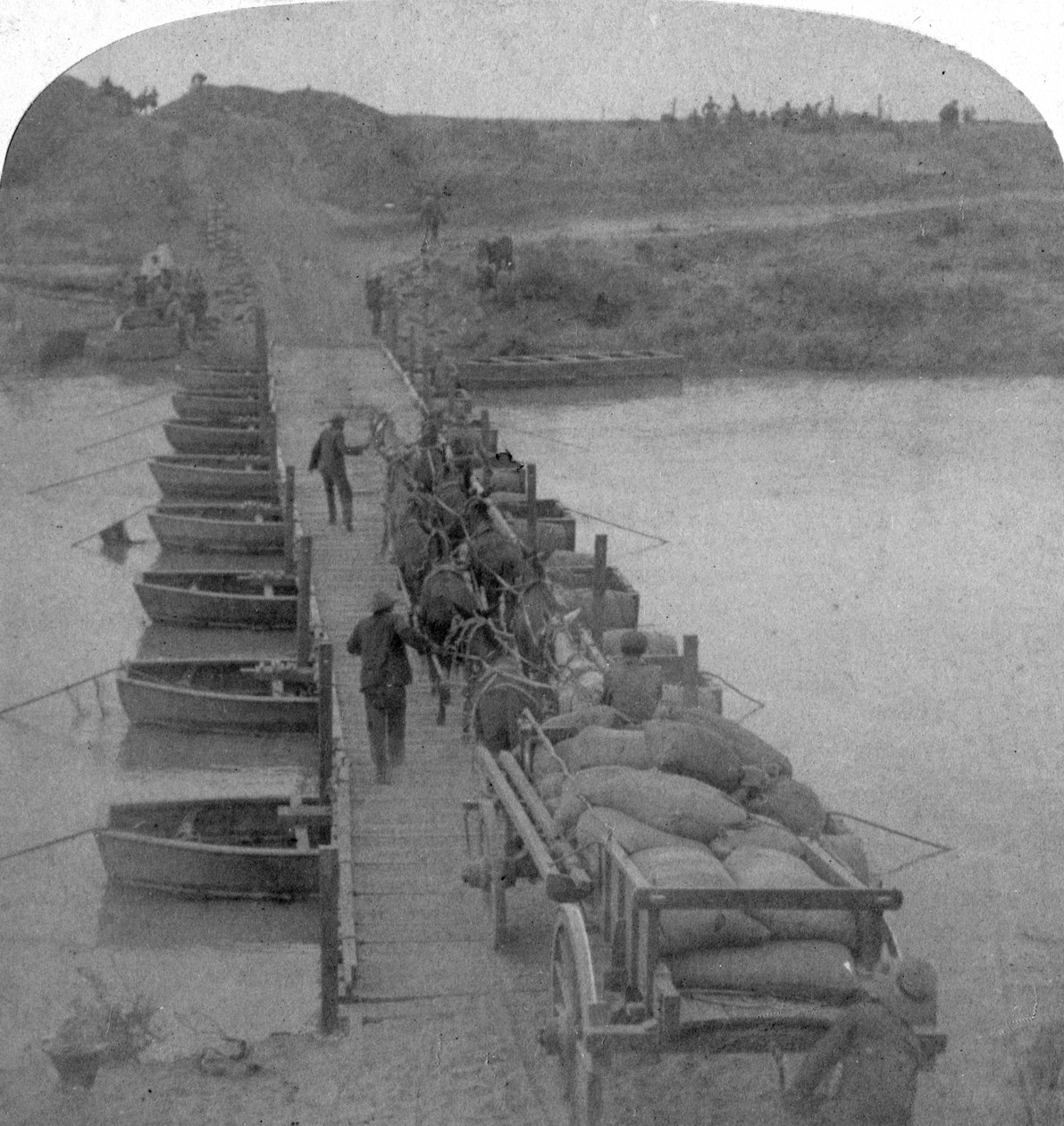 Pontonhíd a Modder folyón, búr háború, Dél-Afrika, 1900. alkotó: Underwood and Underwood