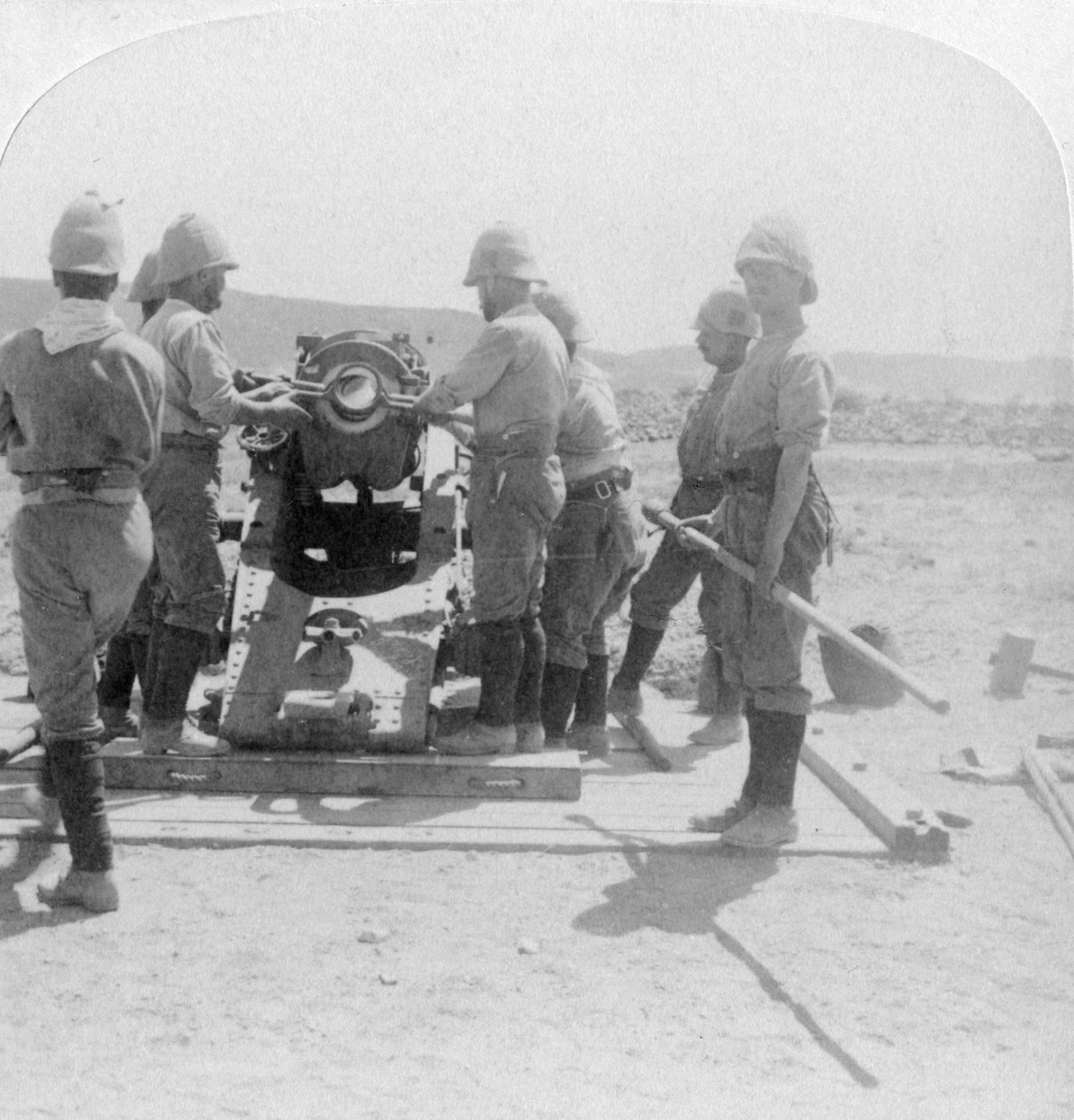 Kagyló behelyezése egy ostromvonat fegyverébe a Modder folyónál, Dél-Afrika, búr háború, 1900 alkotó: Underwood and Underwood