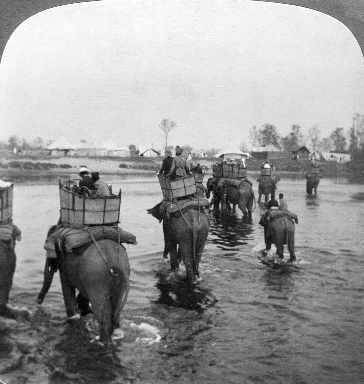 Visszatérés a táborba egy napos forgatás után az indiai Behar dzsungelben, 1909. alkotó: Underwood and Underwood