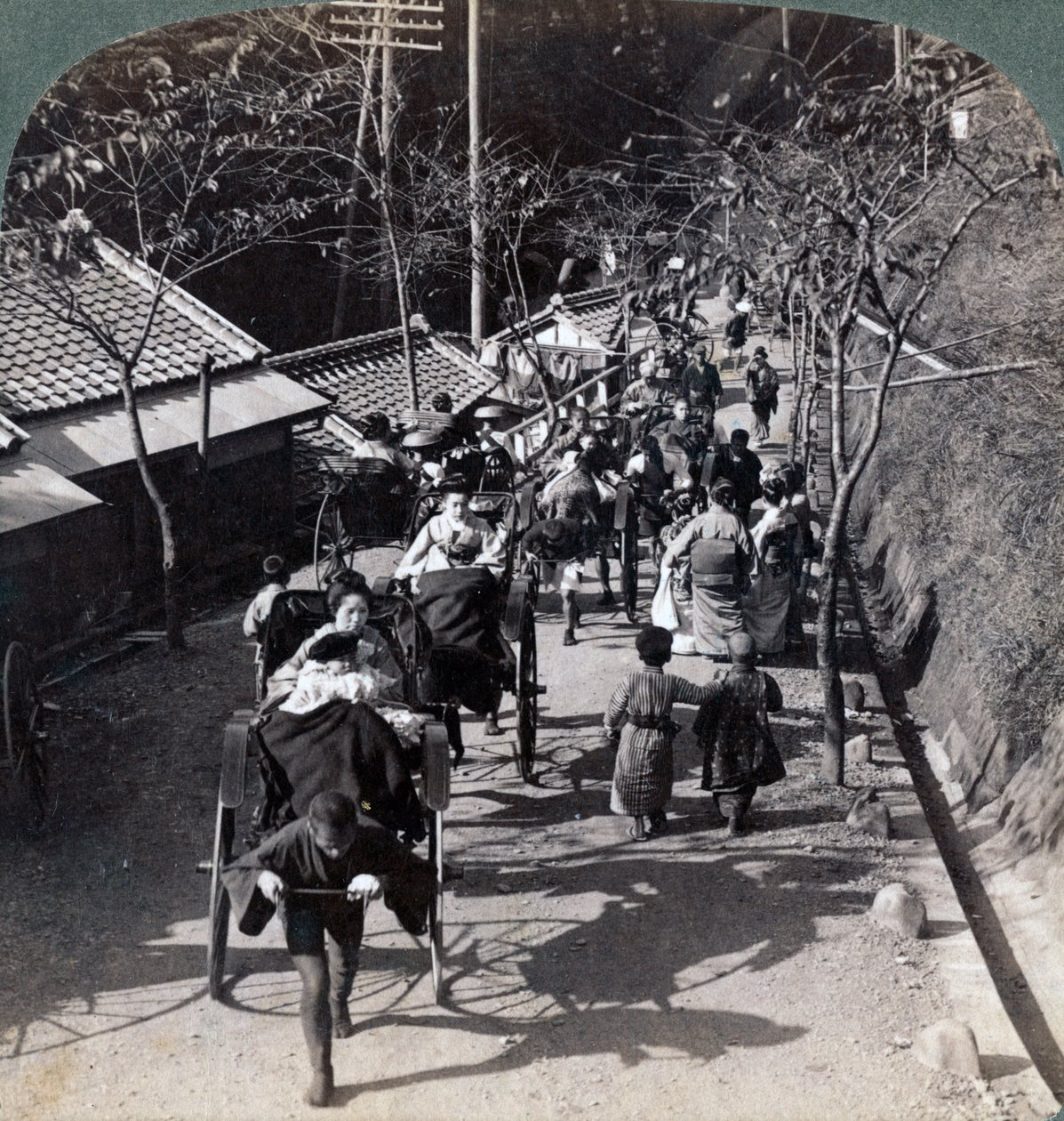 Lovaglás a Daijingu templomba, a napistennő shinto ünnepére, Yokohama, Japán, 1904. alkotó: Underwood and Underwood