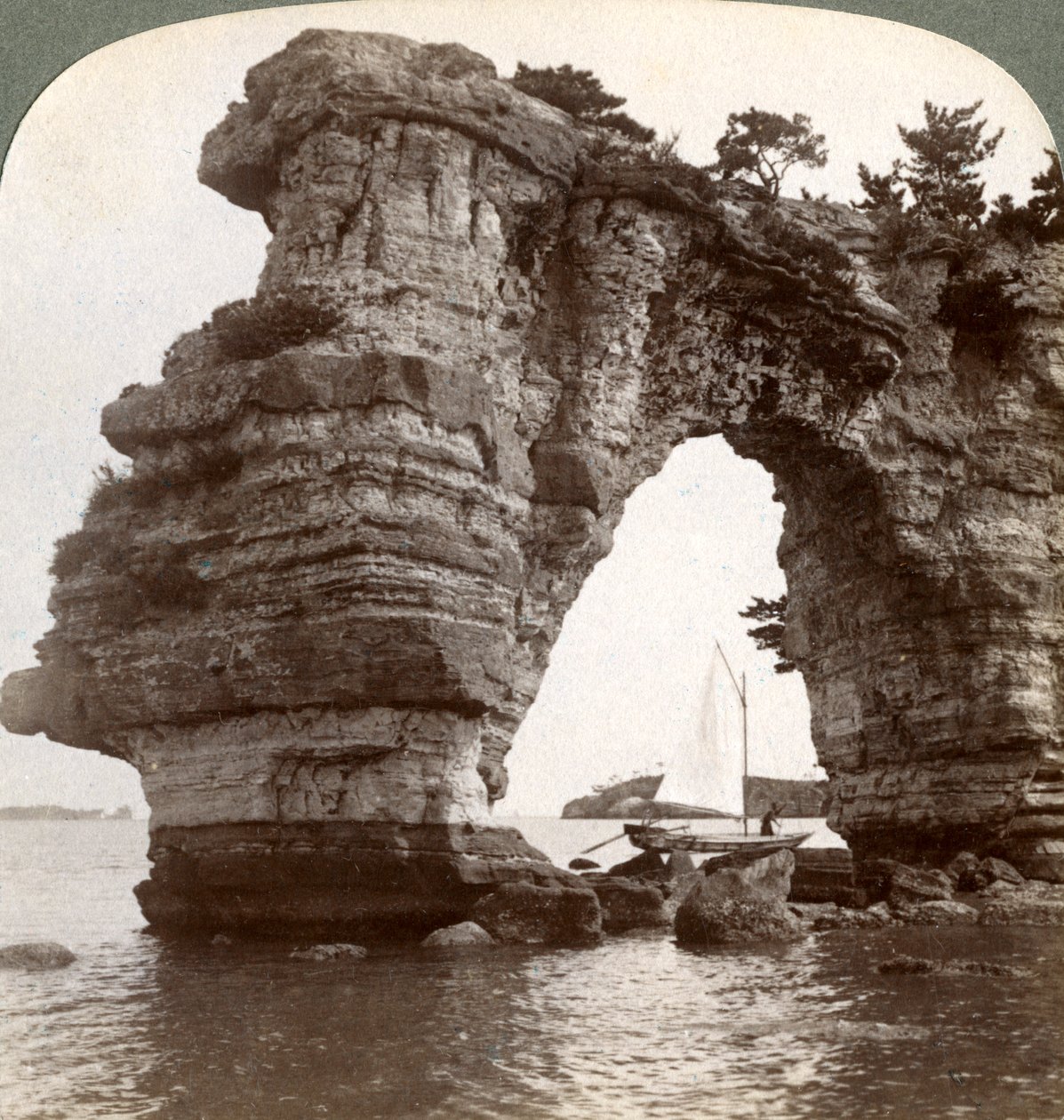 Sziklaív a Matsushima-öbölben, Japán délkeleti részén, 1904. alkotó: Underwood and Underwood