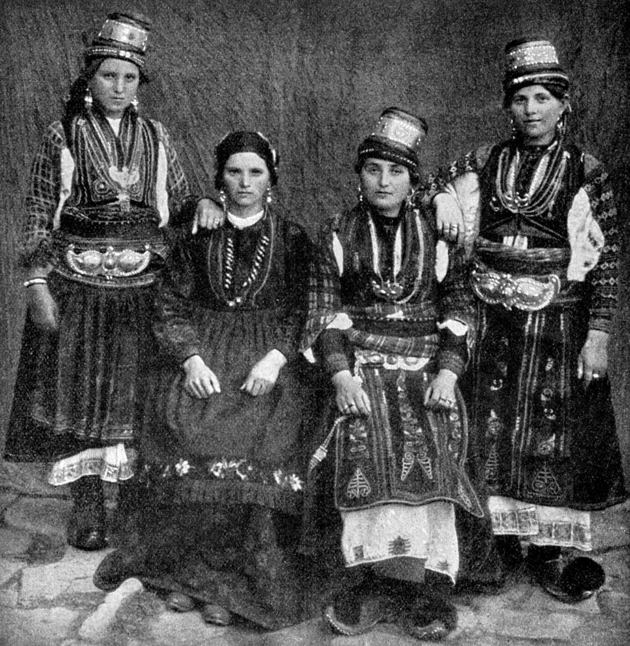 Roma nők, Albánia, 1922. alkotó: Underwood and Underwood