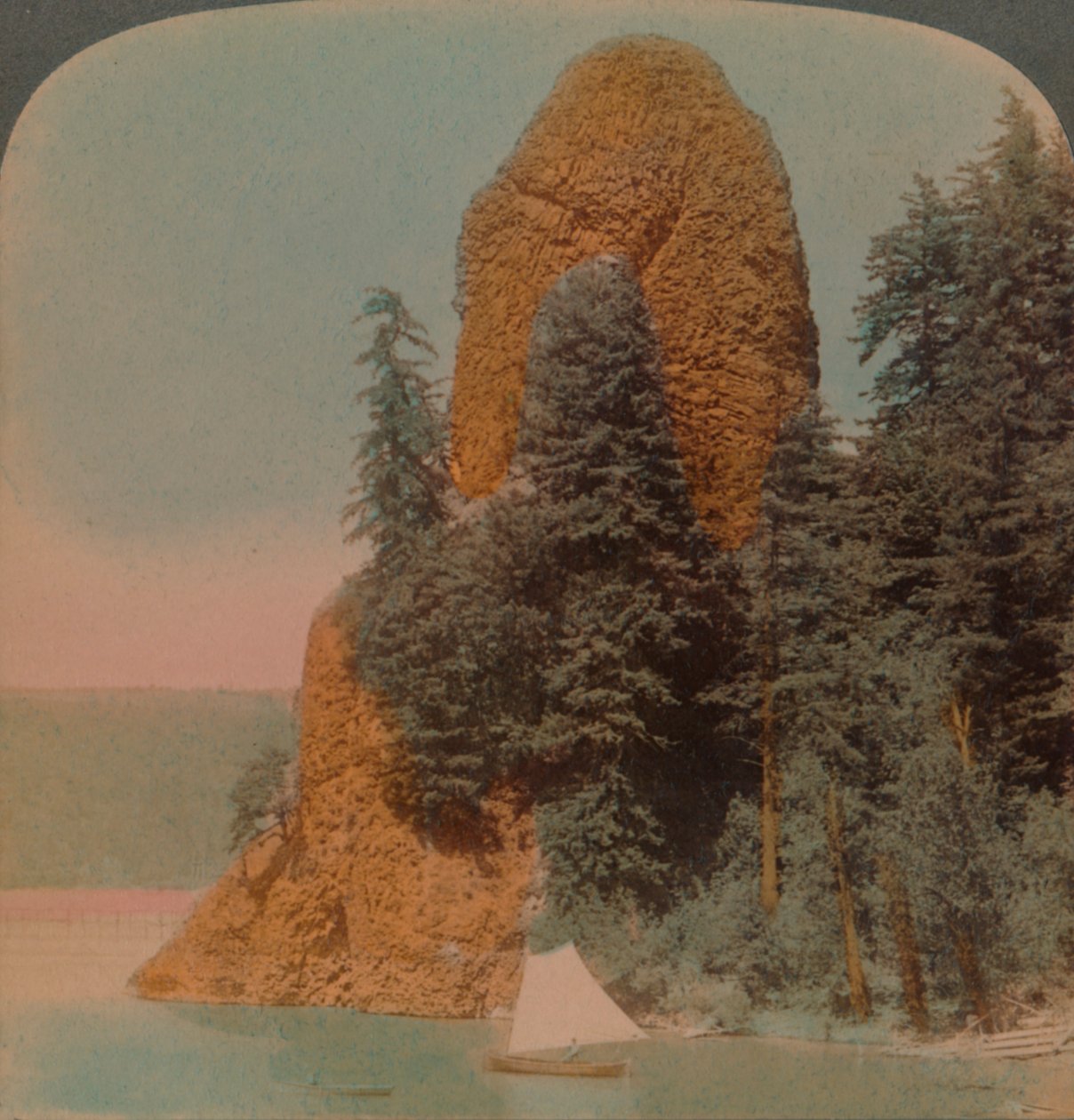 Rooster Rock, különös sziklaképződmény a Columbia folyó mentén, Oregon, 1902. Művészek: Elmer Underwood, Bert Elias Underwood. alkotó: Underwood and Underwood