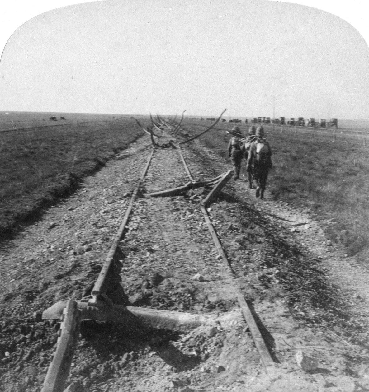 Királyi mérnökök a búrok által elpusztított vasutat javítanak, Kroonstad, Dél-Afrika, 1900 alkotó: Underwood and Underwood