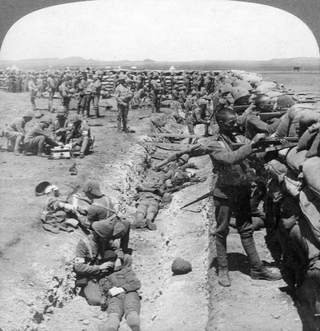Royal Munster Fusiliers harcol a Honey Nest Kloofnál, Dél-Afrikában, 1900. alkotó: Underwood and Underwood