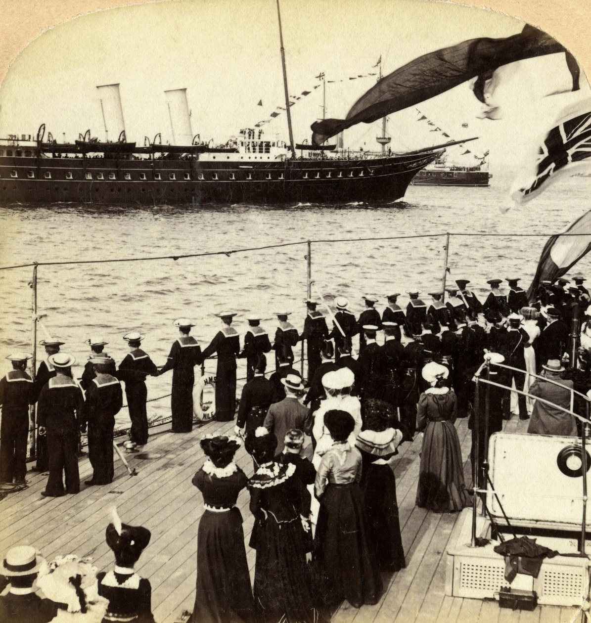 Királyi jacht a HMS Nile csatahajó mellett, Coronation Review, Spithead, Hampshire, 1902. alkotó: Underwood and Underwood