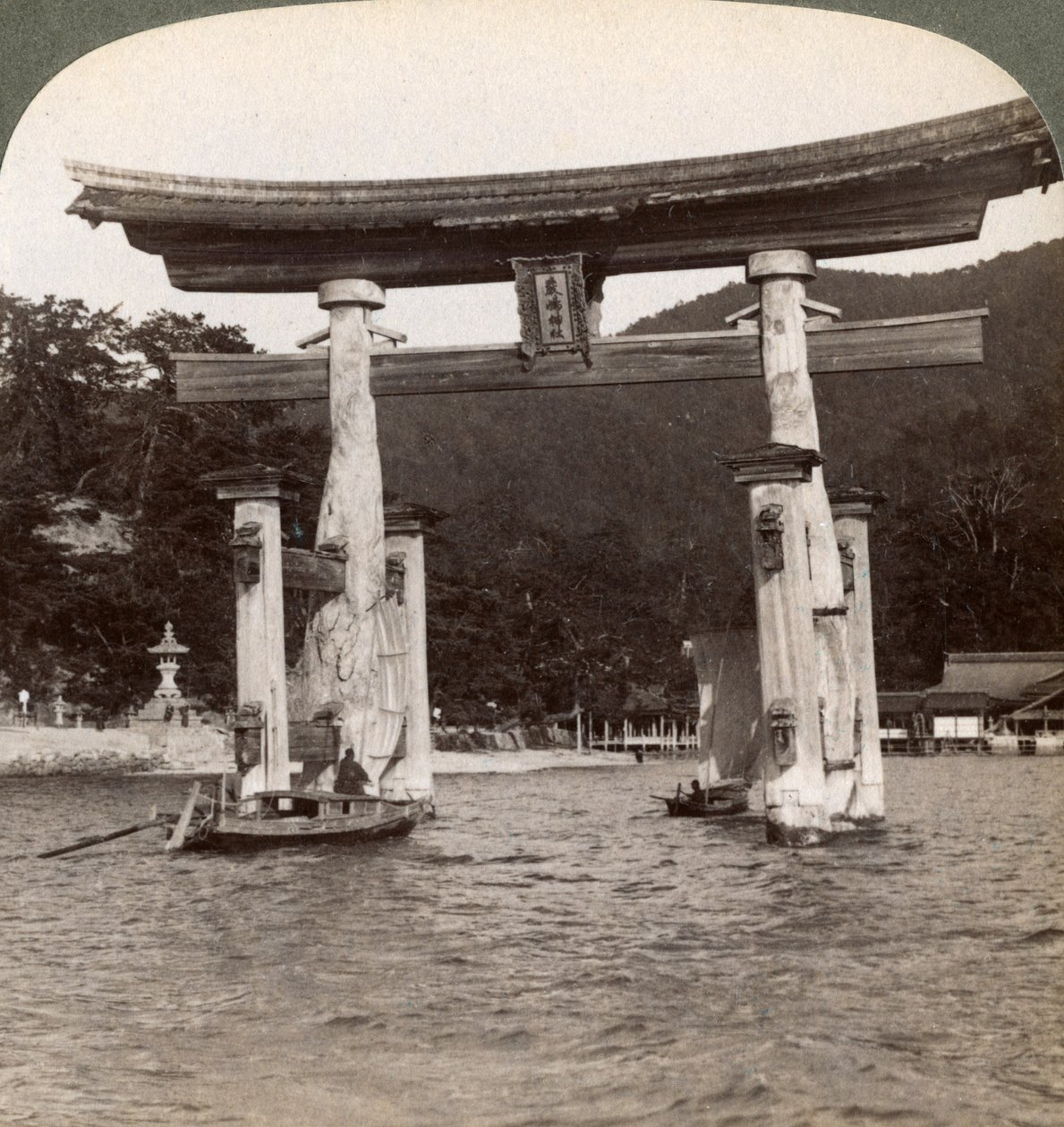 Szent torii kapu emelkedik ki a tengerből, Itsukushima szentély, Miyajima sziget, Japán, 1904 alkotó: Underwood and Underwood