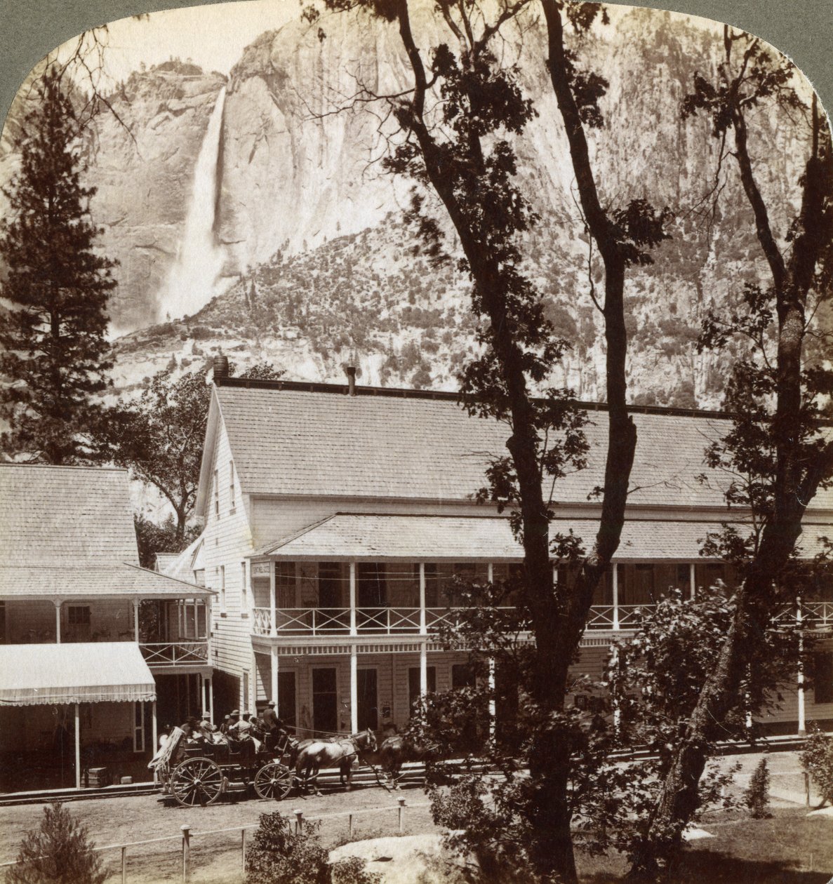 Sentinel Hotel, északra néz a völgyön át a Yosemite-vízeséshez, Kalifornia, USA, 1902 alkotó: Underwood and Underwood