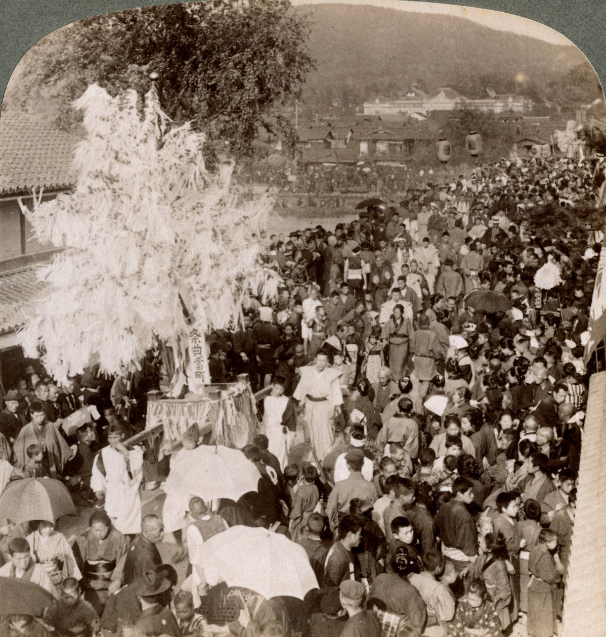 Szent tárgyakat szállító sintó körmenet a birodalmi múzeumba vezető hídon, Kyoto, Japán, 1904. alkotó: Underwood and Underwood