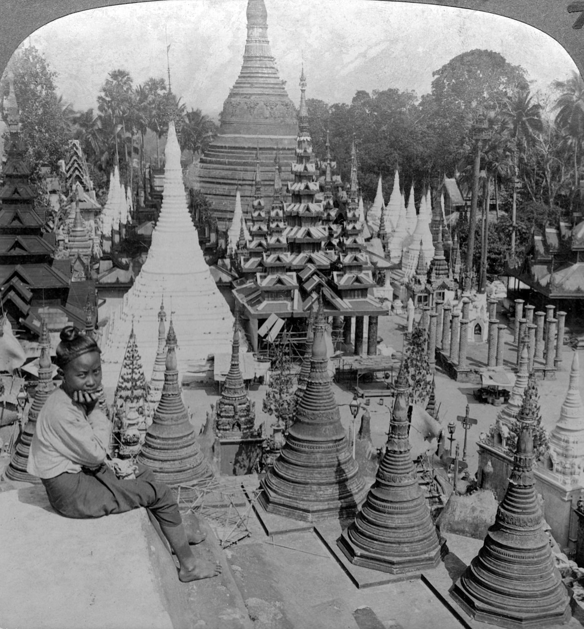 Shwedagon Pagoda, Rangoon, Burma, 1900-as évek. alkotó: Underwood and Underwood
