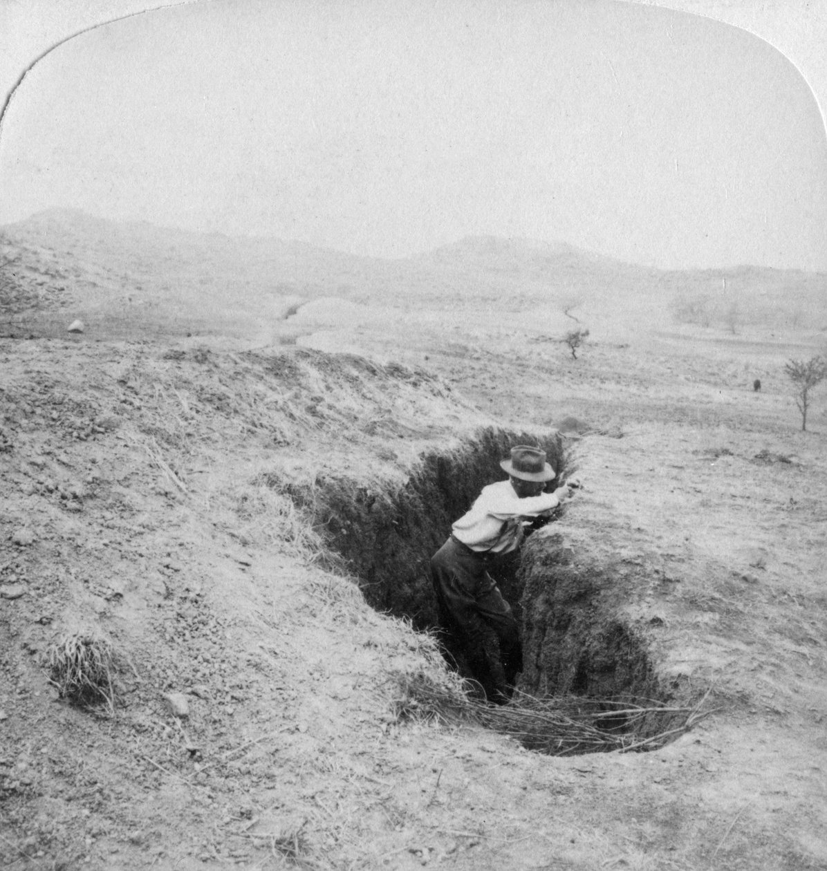 Egy búr árok oldalnézete a Hlangwane Hill lábánál, Dél-Afrika, 1901 alkotó: Underwood and Underwood