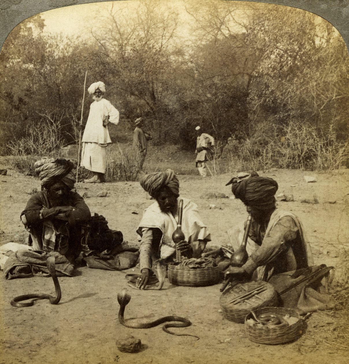 Snake charmers, Delhi, India. alkotó: Underwood and Underwood