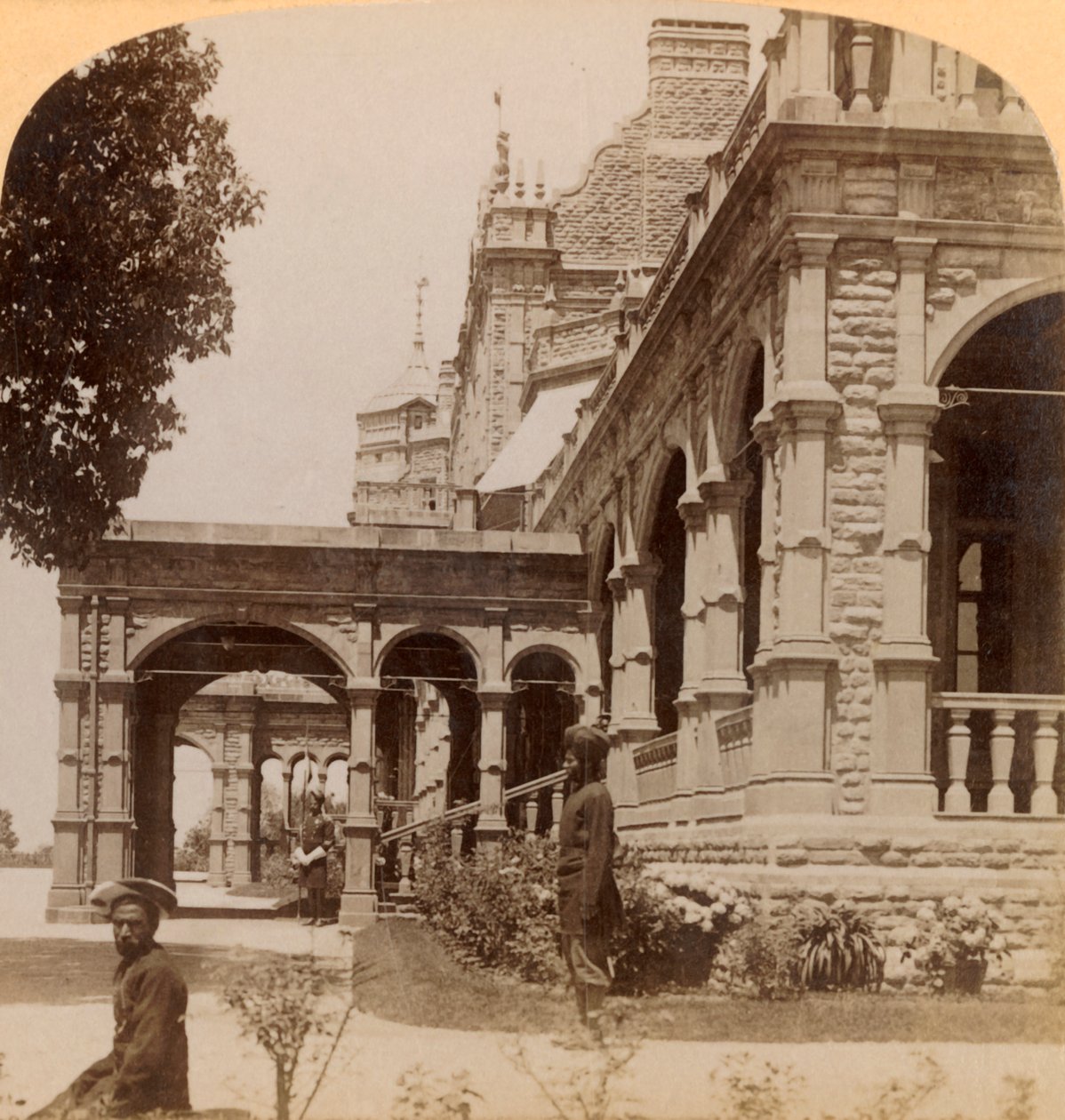 A Viceregal Lodge déli frontja... Simlában, India bájos nyári fővárosában, 1902-ben. alkotó: Underwood and Underwood
