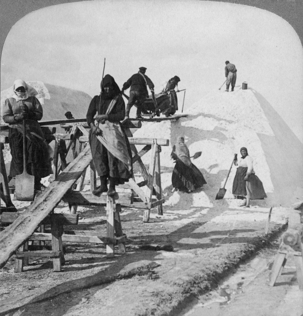 Sóhalmozás Solinen nagy sómezőin, Fekete-tenger, Oroszország, 1898. alkotó: Underwood and Underwood