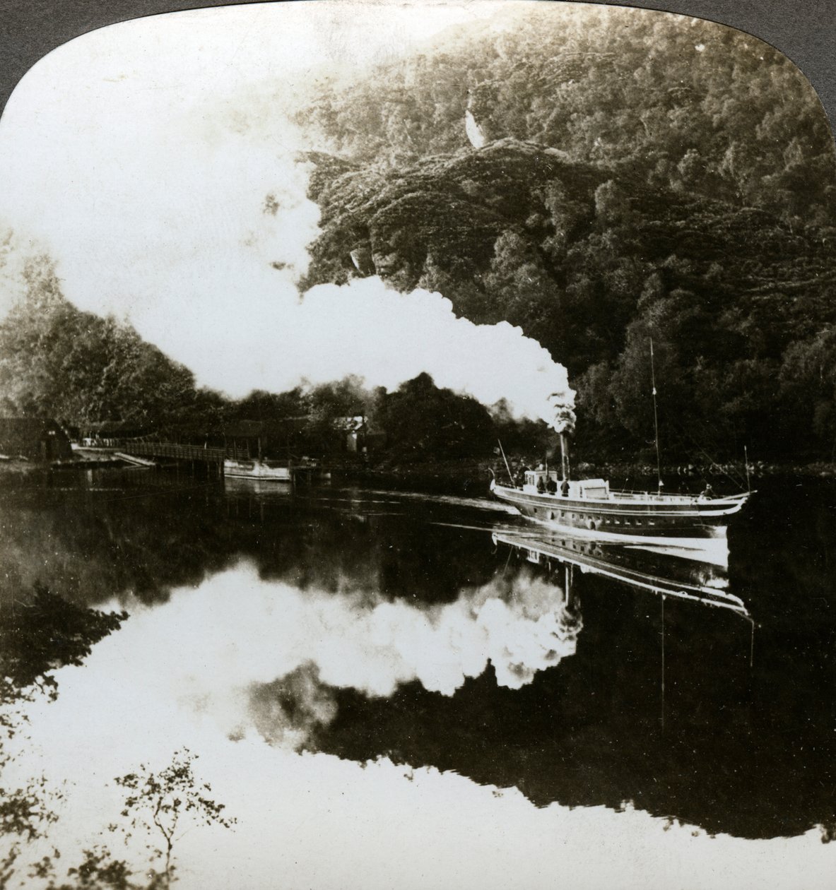 Gőzhajó a Loch Katrine-on, Skóciában. alkotó: Underwood and Underwood