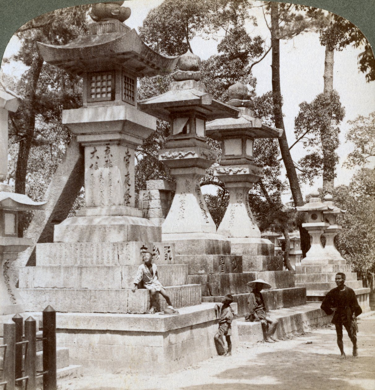 Kőlámpások Sumiyoshiban, Oszakában, Japánban, 1904 alkotó: Underwood and Underwood