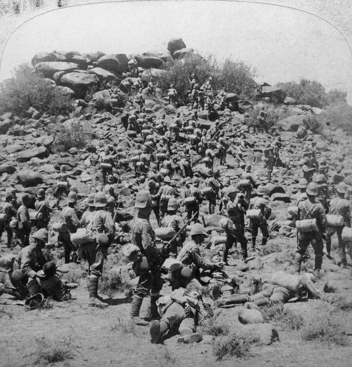 A búr kopje megtámadása a suffolkok által Colesbergben, Dél-Afrikában, búr háború, 1900. alkotó: Underwood and Underwood