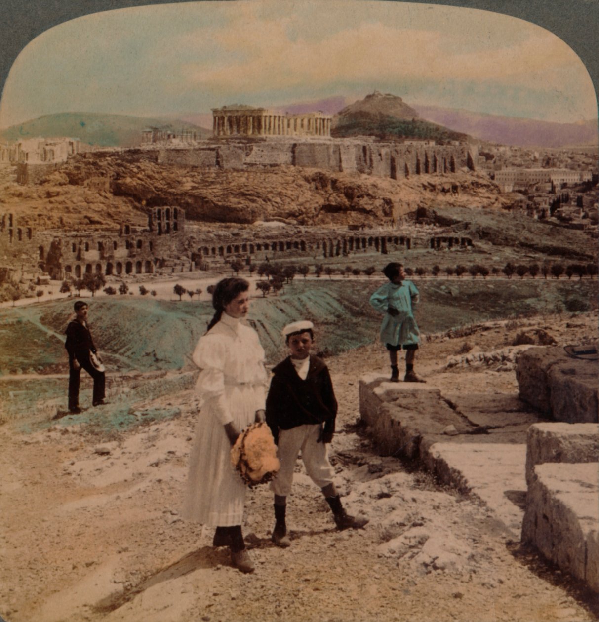 Az athéni Akropolisz, a Lycabettus és a királyi palota, Philopappos emlékművéből, 1907. Művészek: Elmer Underwood, Bert Elias Underwood. alkotó: Underwood and Underwood