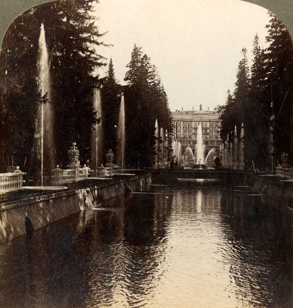 A Szökőkutak sugárútja, Peterhof császári palota, Oroszország, 1897. alkotó: Underwood and Underwood