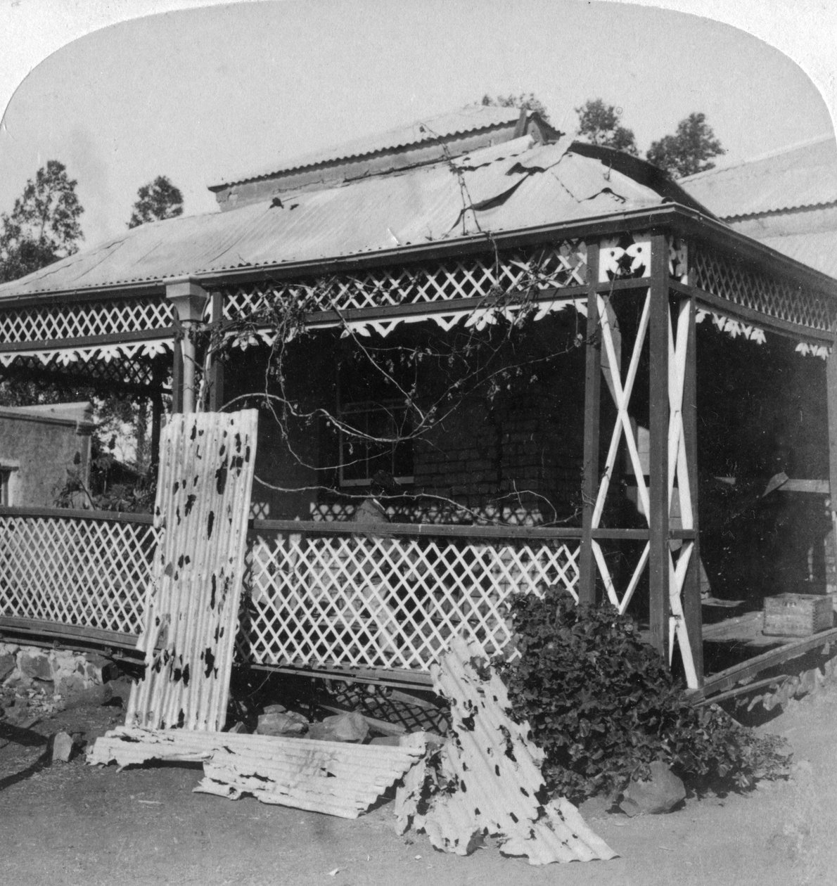 A klub, amelyet egy 94 font súlyú búr lövedék ütött el, Mafeking, Dél-Afrika ostroma, 1901. alkotó: Underwood and Underwood