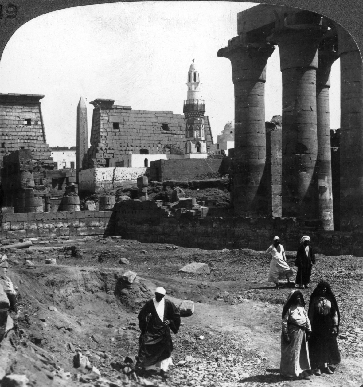 A muszlim mecset a Luxor Temple udvarában, Théba, Egyiptom, 1905. alkotó: Underwood and Underwood