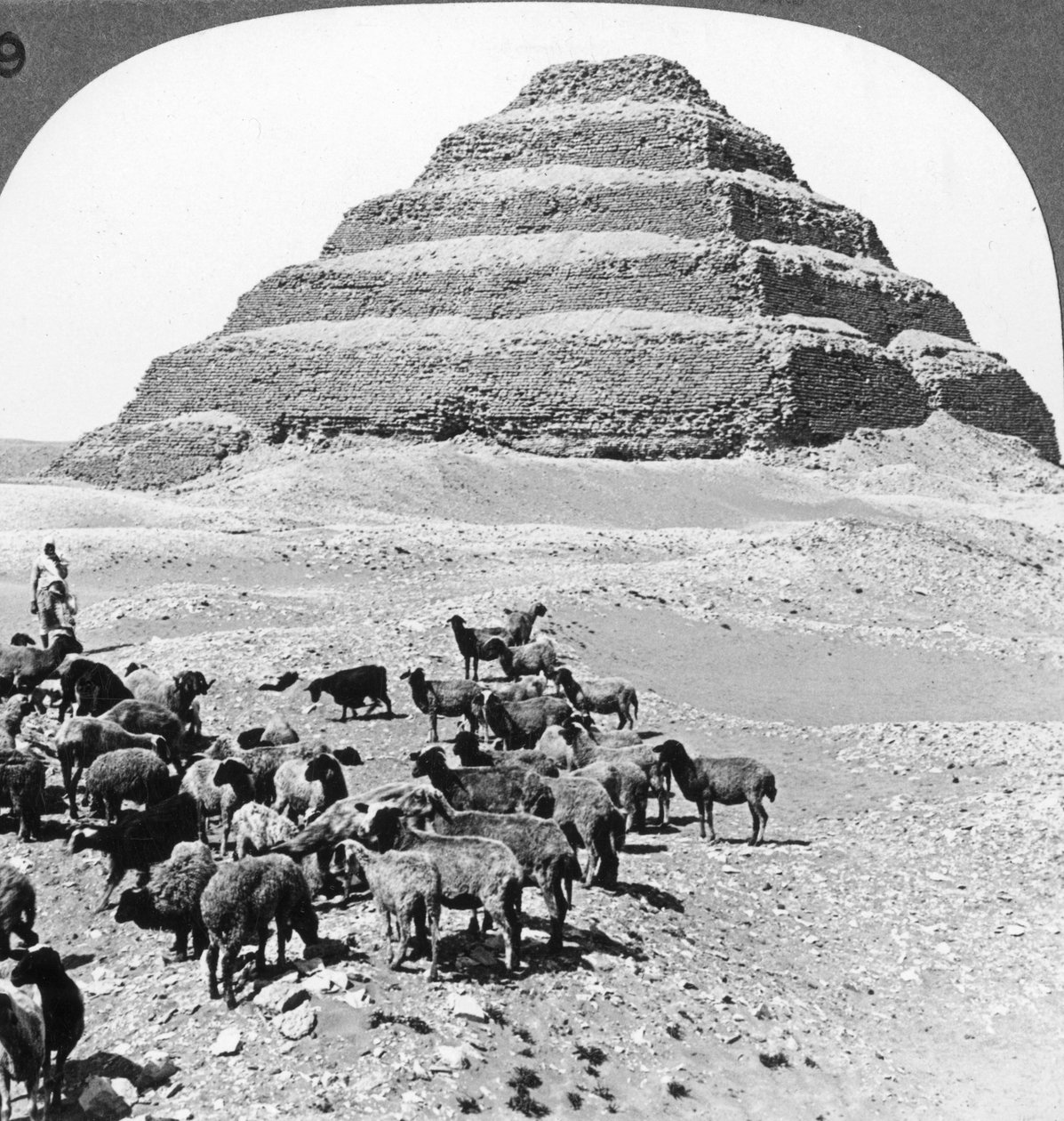 Sakkarah piramisa, Egyiptom, 1905. alkotó: Underwood and Underwood