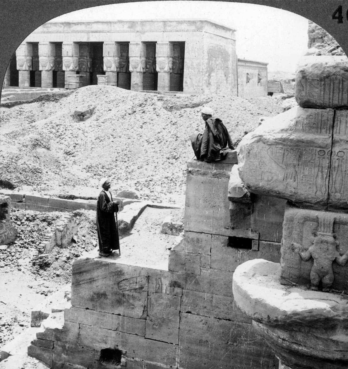 Hathor gyönyörű temploma Denderahban, Egyiptomban, 1905. alkotó: Underwood and Underwood