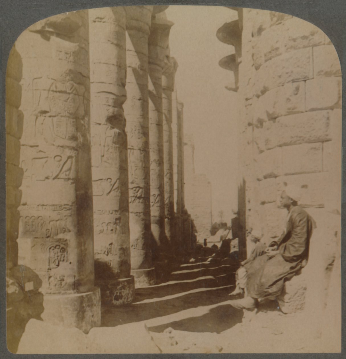 A nagy Hypostyle Hall híres oszlopcsarnoka a karnaki templomban, Théba, Egyiptom, 1897. alkotó: Underwood and Underwood