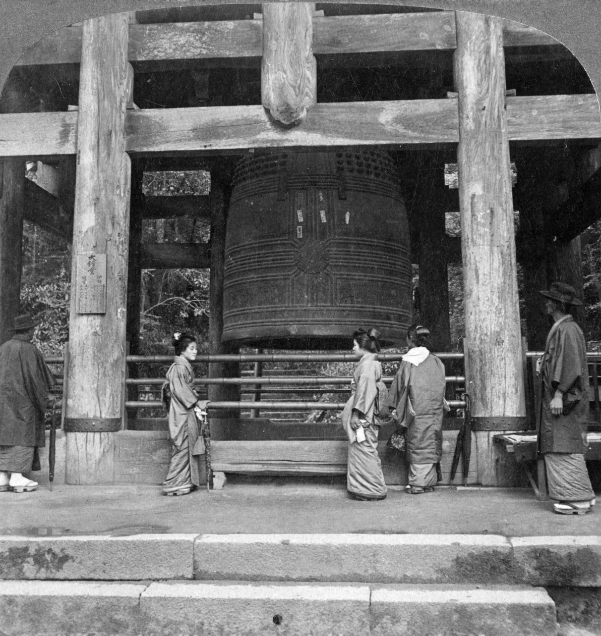 A Chion-in templom nagy harangja, Kiotó, Japán, 1904. alkotó: Underwood and Underwood
