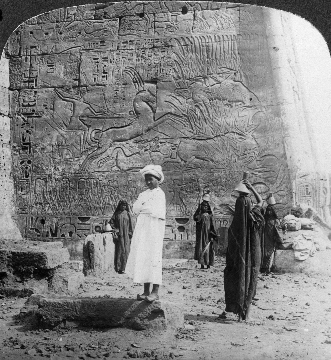 Vadbika vadászata, egy templomfalra vésve Medinet Habuban, Thébában, Egyiptomban, 1905. alkotó: Underwood and Underwood
