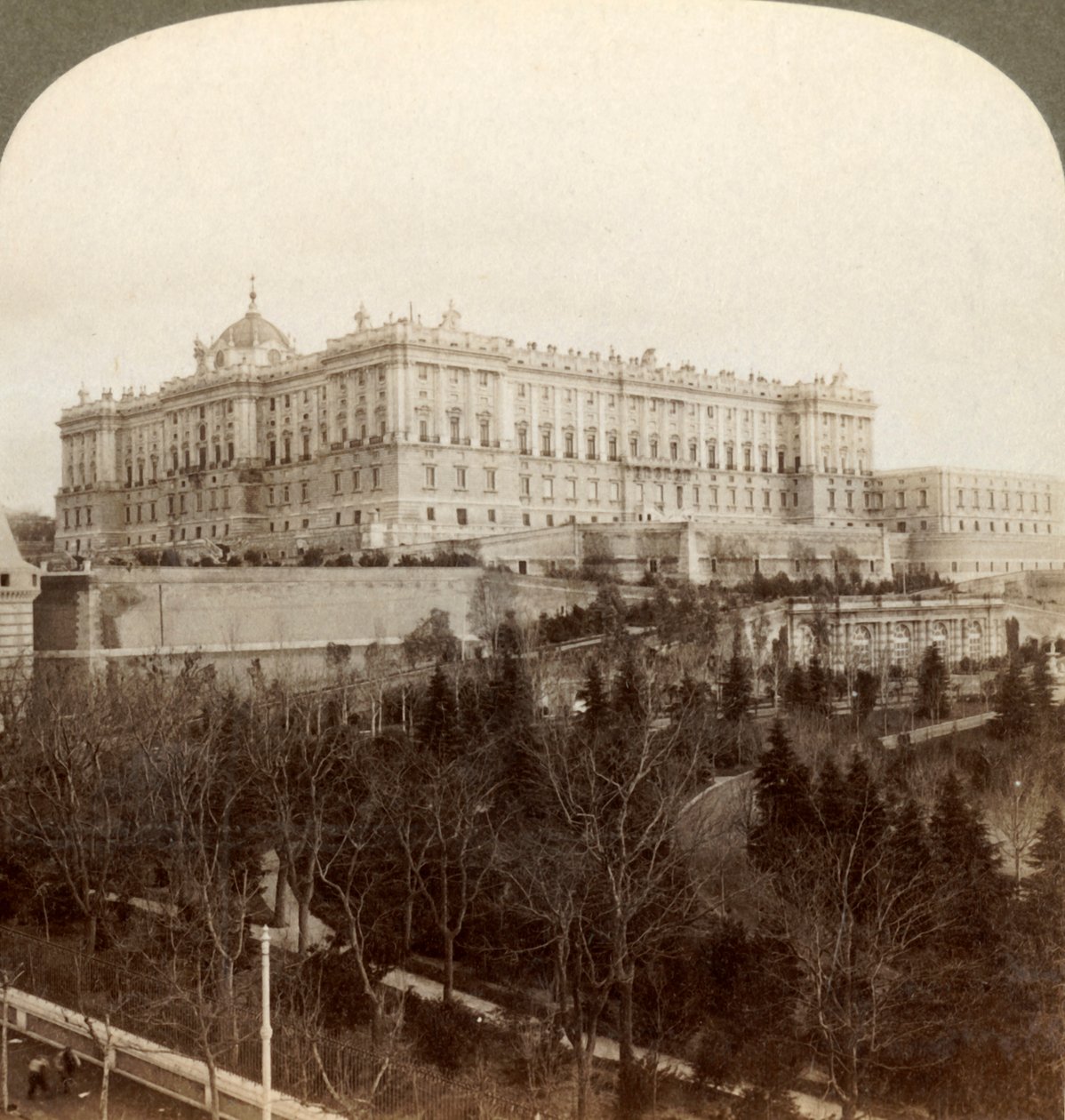 Az impozáns királyi palota és a Royal Park Campo del Moro...Madrid, Spanyolország, 1902. alkotó: Underwood and Underwood