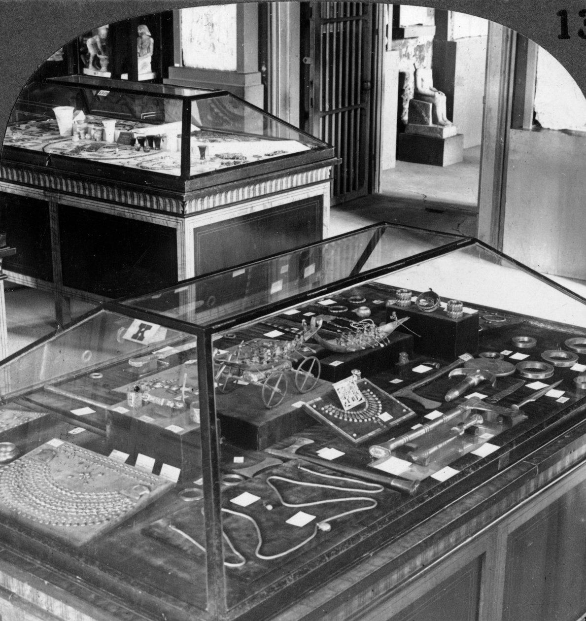 Ahhotep királynő csodálatos ékszerei (Kr. e. 1560-1530), Kairói Múzeum, Egyiptom, 1905. alkotó: Underwood and Underwood