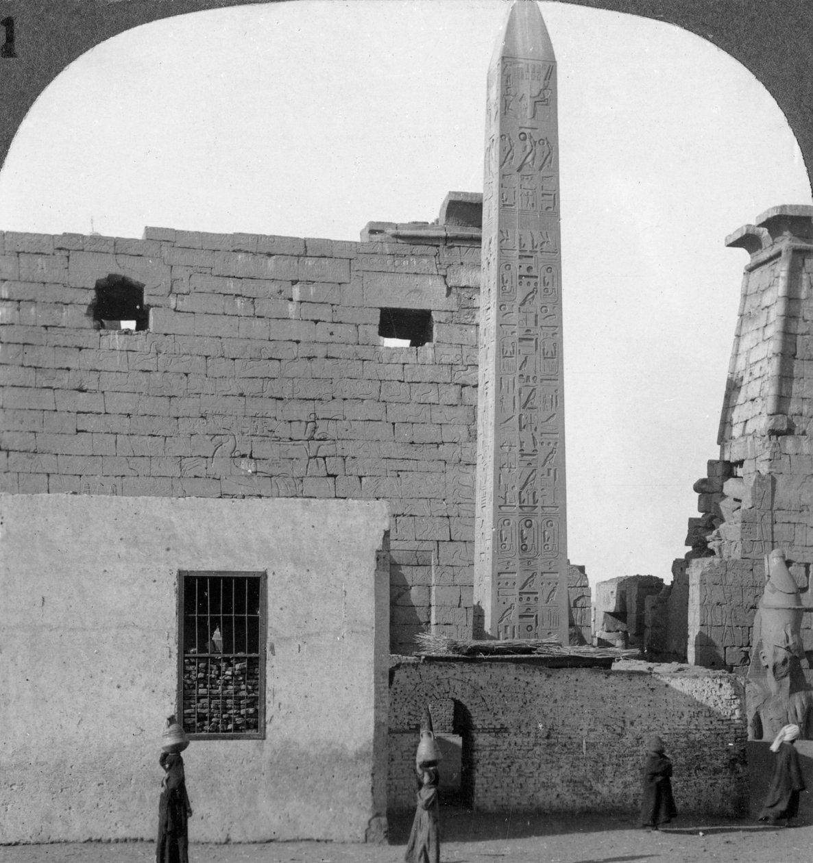 II. Ramszesz obeliszkje és a luxori templom eleje, Théba, Egyiptom, 1905. alkotó: Underwood and Underwood