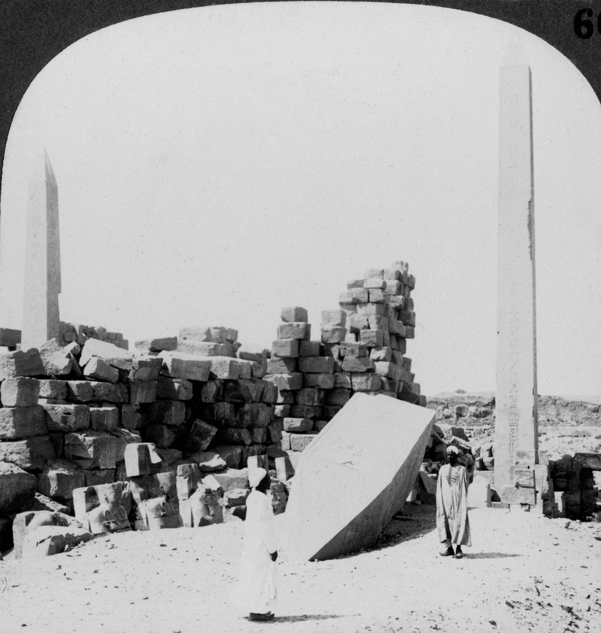 Egyiptom legmagasabb obeliszkje a karnaki templomban, Thébában, Egyiptom, 1905. alkotó: Underwood and Underwood