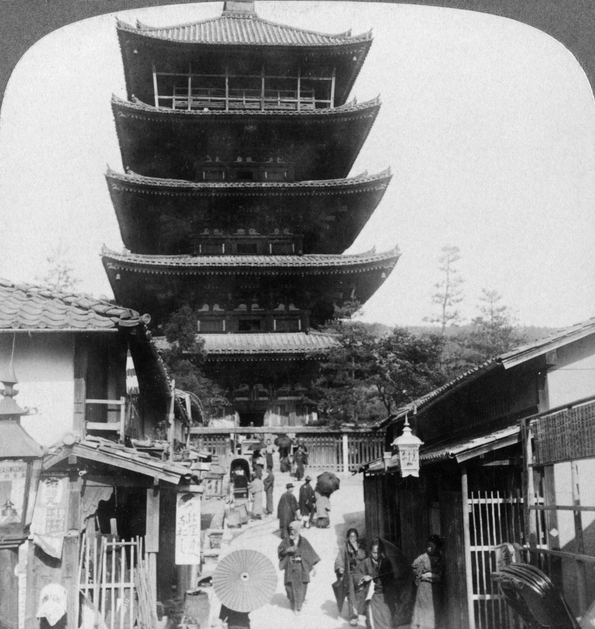 Az ötemeletes Yasaka Pagoda nyugati oldala, Kiotó, Japán, 1904. alkotó: Underwood and Underwood