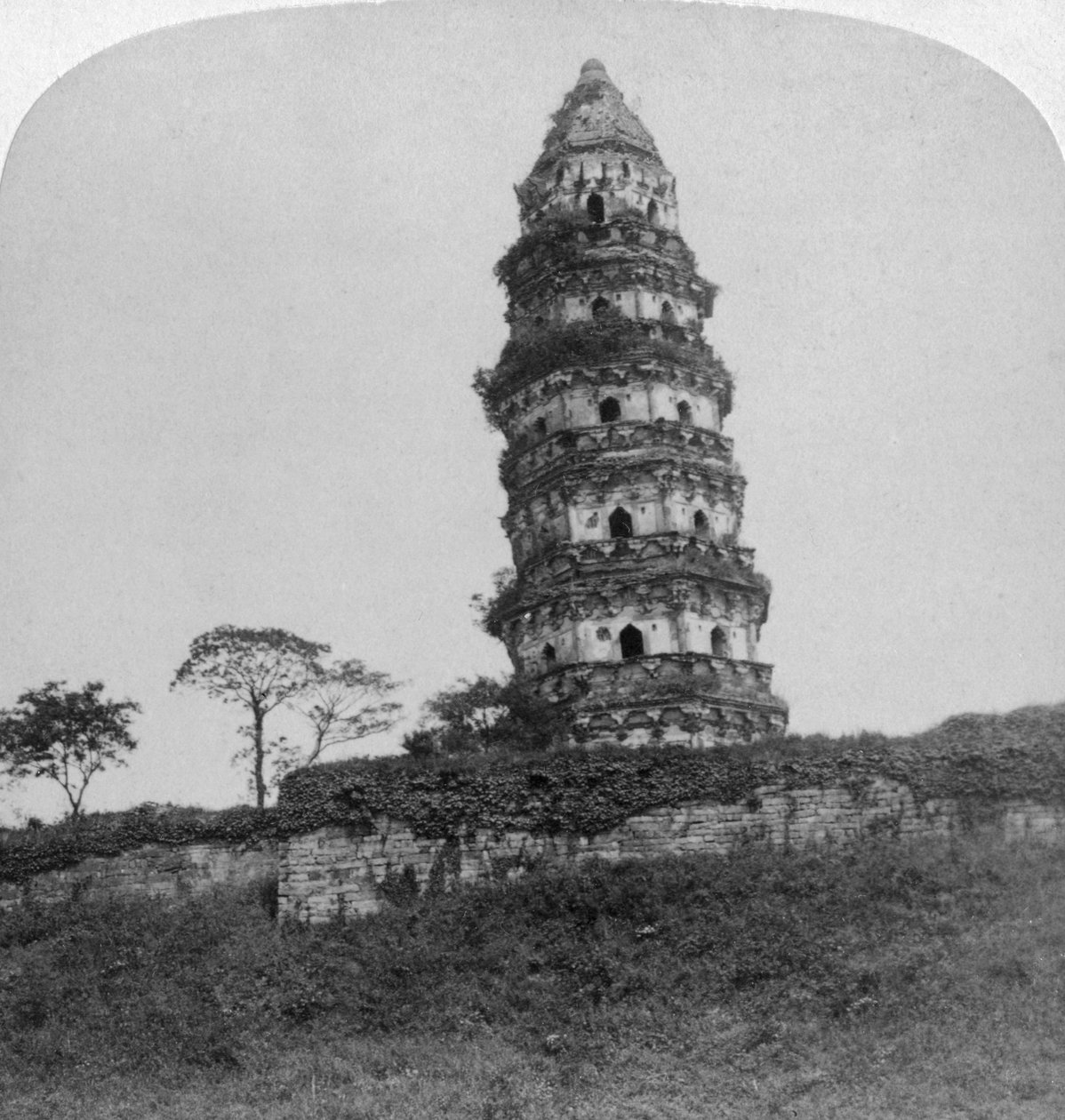 Tiger Hill Pagoda, a ferde torony, Soo-Chow Suzhou, Kína, 1900 alkotó: Underwood and Underwood