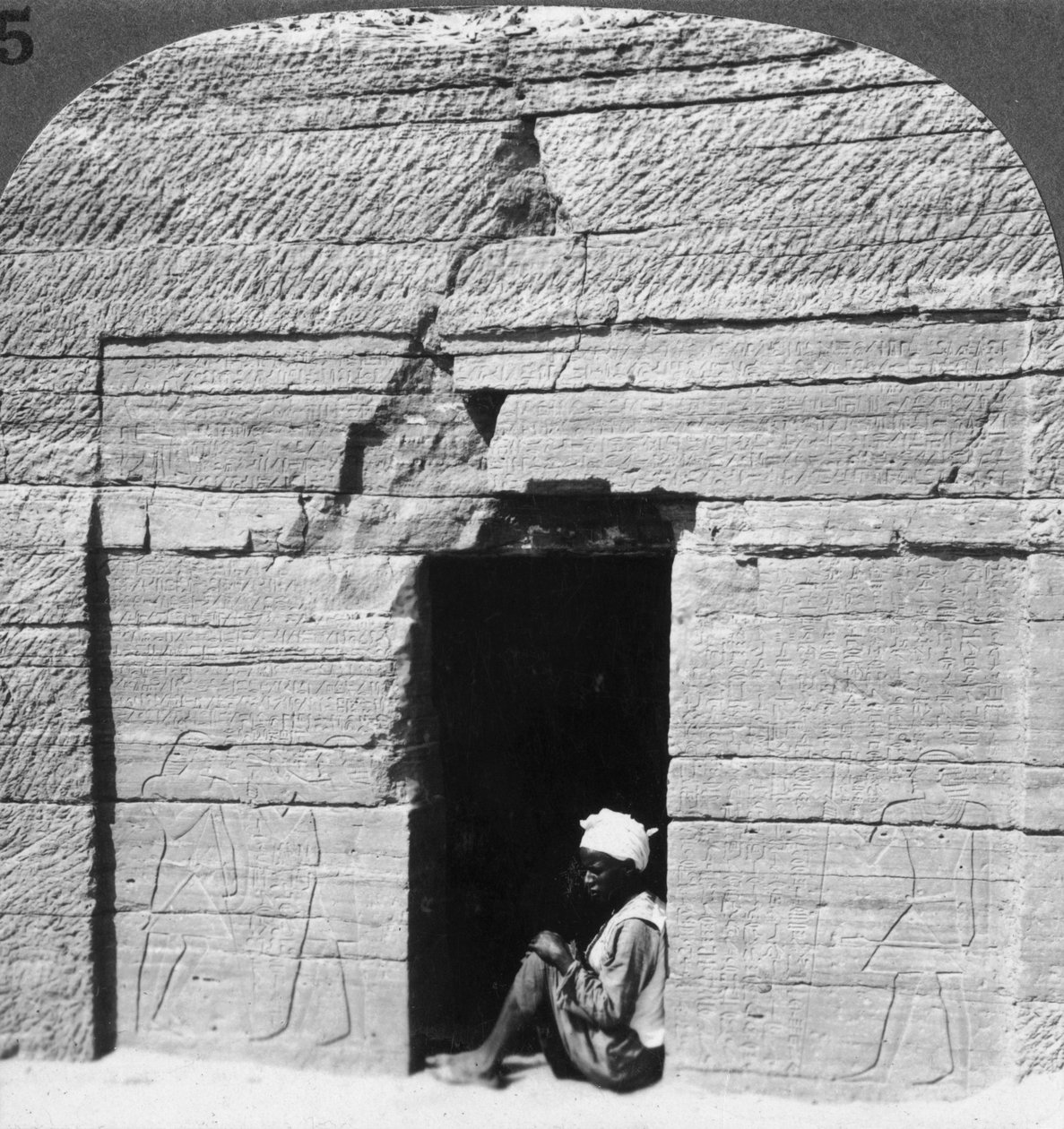 Harkhuf, a piramisépítők idejében élt határ menti báró sírja, Assuan Asszuán, Egyiptom, 1905. alkotó: Underwood and Underwood