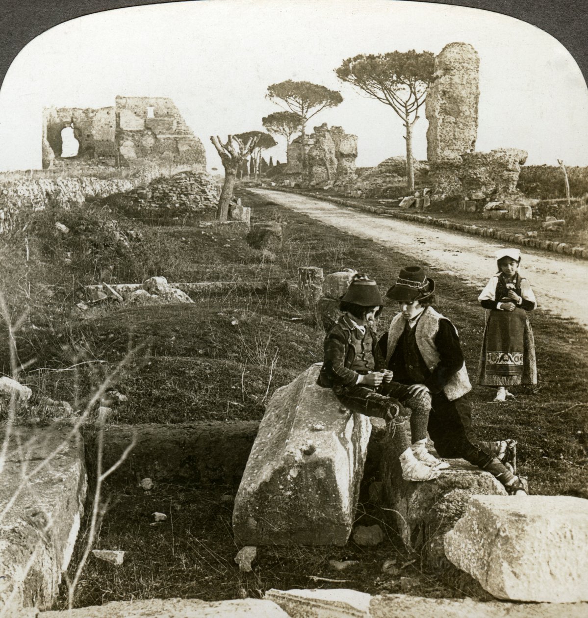 Sírok és gyerekek hagyományos ruhában, Appian Way, Róma, Olaszország. alkotó: Underwood and Underwood