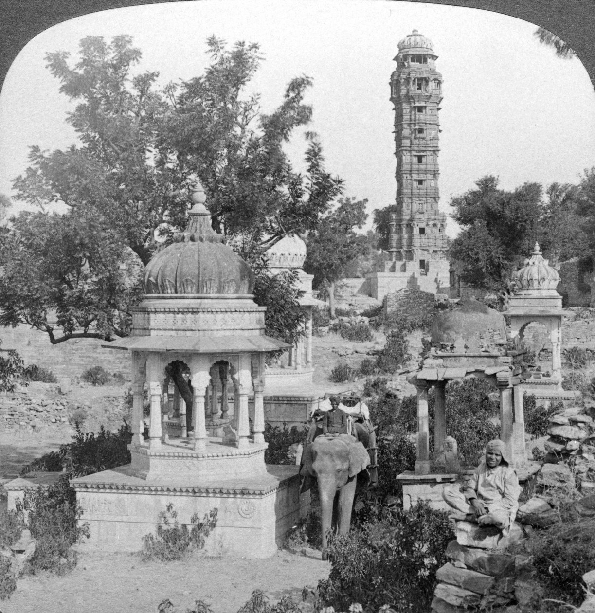 Győzelem tornya és királyi kenotafiák, Chittaurgarh, India, 1904. alkotó: Underwood and Underwood