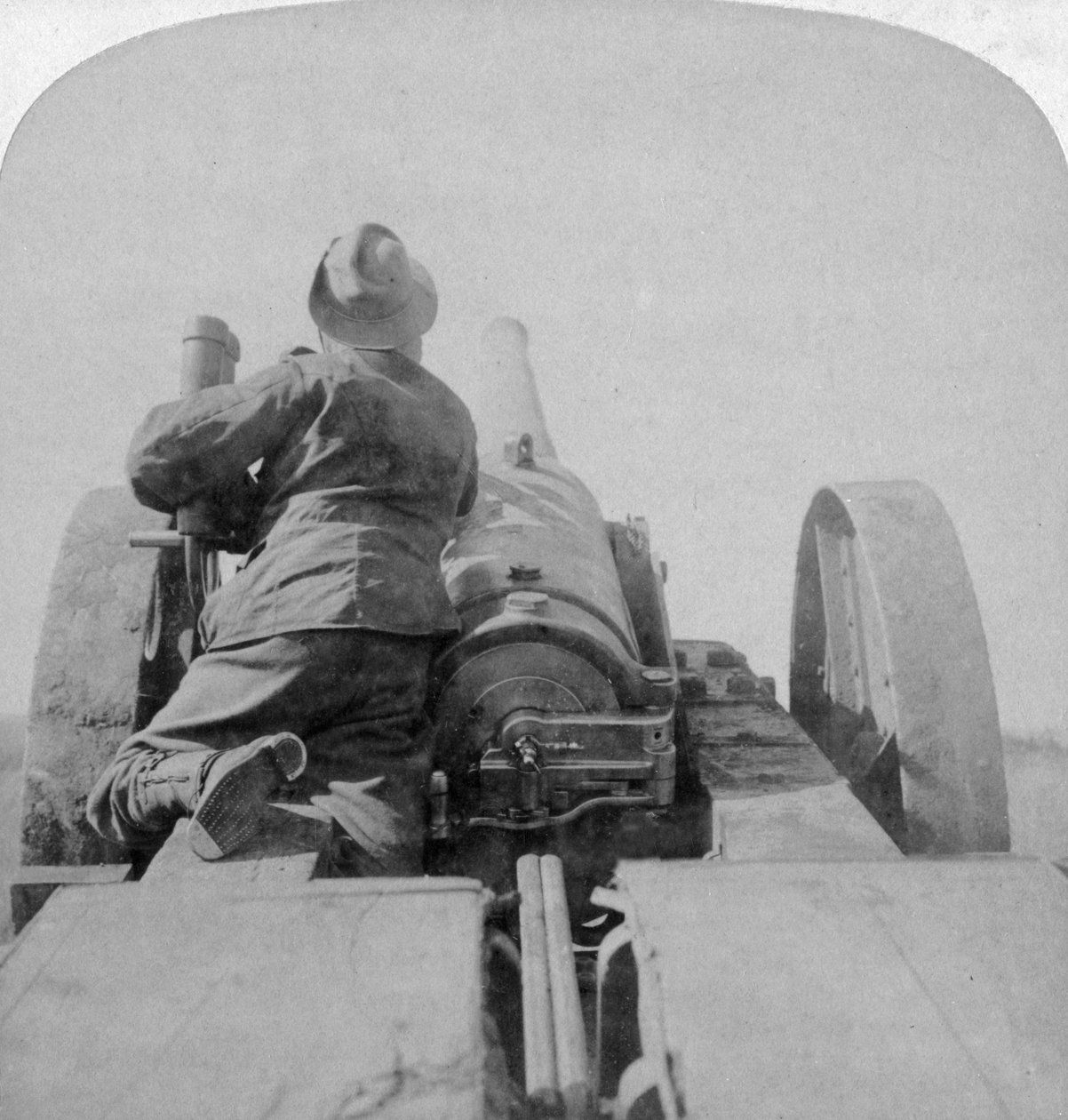 A HMS Monarchs egyik 4,7 hüvelykes fegyverének kiképzése a Pretoria erődökben, Dél-Afrikában, 1900. június 4. alkotó: Underwood and Underwood